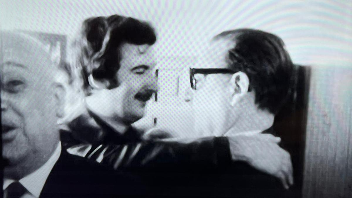 Joan Garcés abraza a Salvador Allende tras ganar las elecciones en septiembre de 1970.