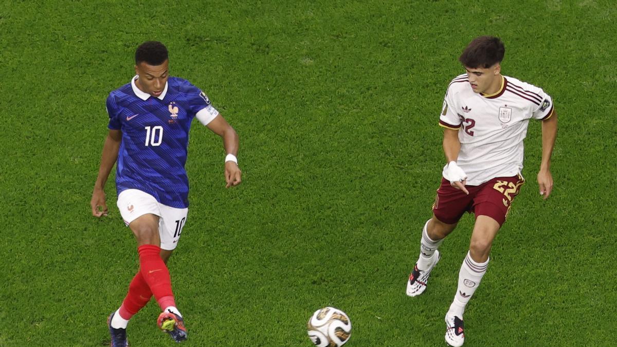 Cubarsí y Mbappé, en un lance del encuentro.