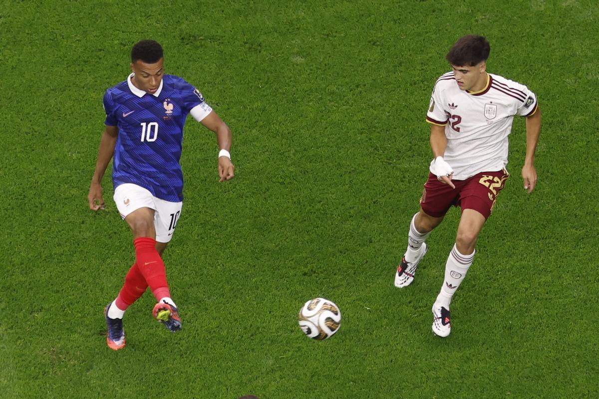 DALLAS (United States), 14/07/2026.- Kylian Mbappe of France (L) and Pau Cubarsi of Spain in action during the FIFA World Cup 2026 semifinals match France against Spain, in Dallas, USA, 14 July 2026. (Francia, España) EFE/EPA/SHAWN THEW