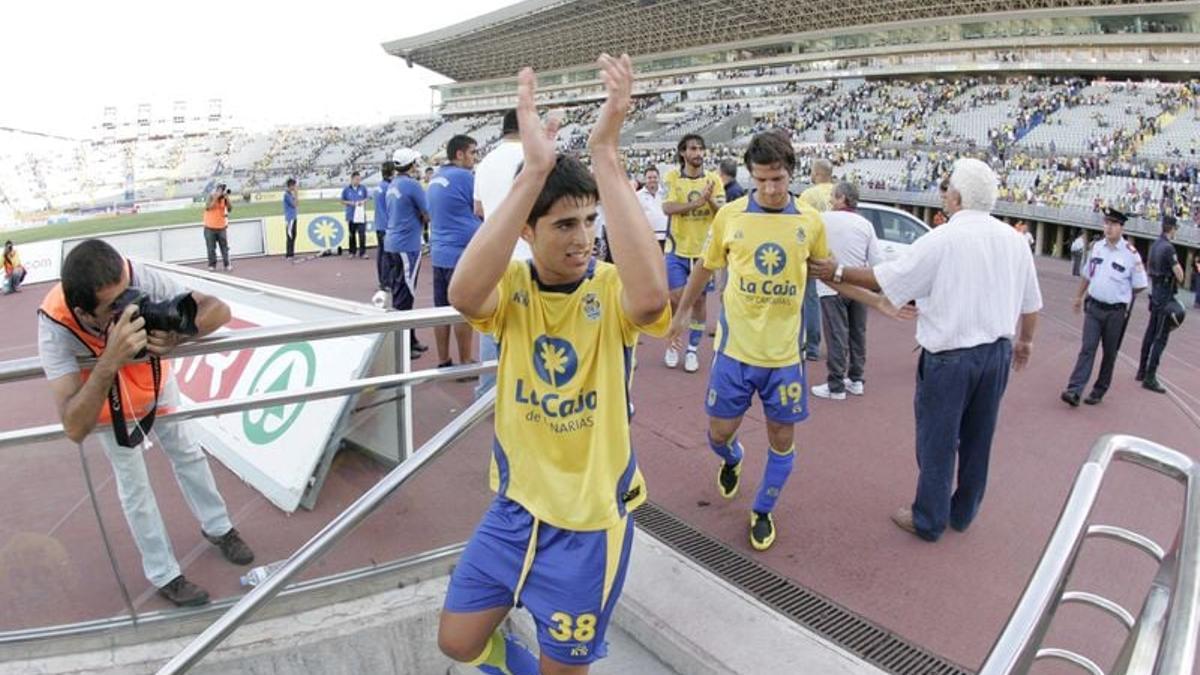Juanpe, el día de su debut ante el Rayo con la UD, saluda a la Naciente.