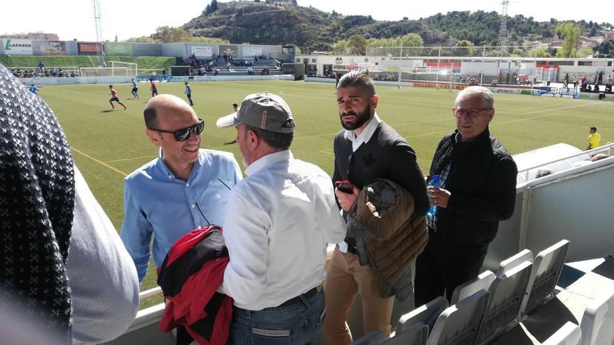 El exalcalde Gabriel Echávarri y el director deportivo del Hércules Javier Portilo, ayer, en el palco.