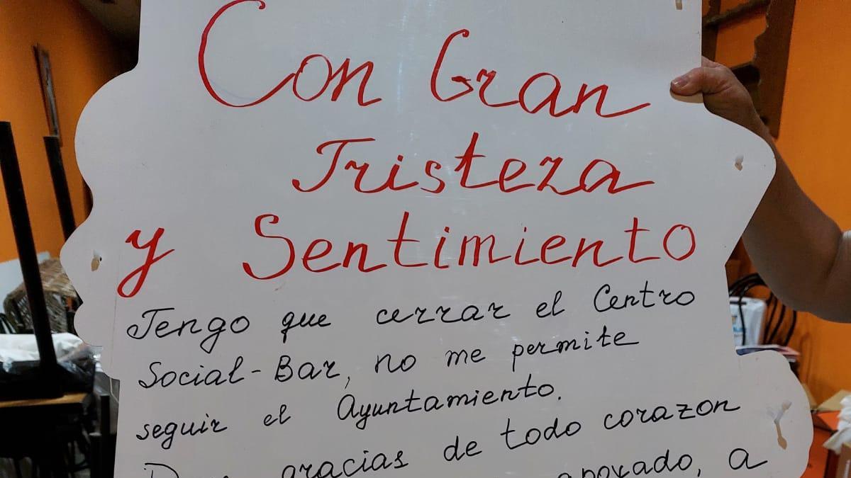 Cartel con el que Galina se despidió en el bar del centro social de Samper.