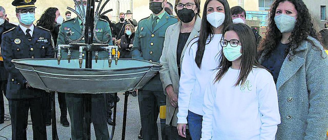 Las reinas falleras de la ciudad junto a las autoridades, en la &#039;Font del vi&#039; simbólica.