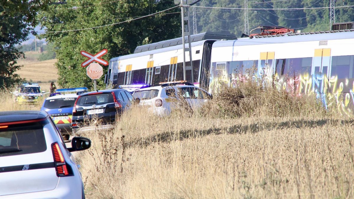 Cortada la R3 por el choque de un tren con un camión al paso de vías entre Sant Miquel de Balenyà y Hostalets, sin heridos