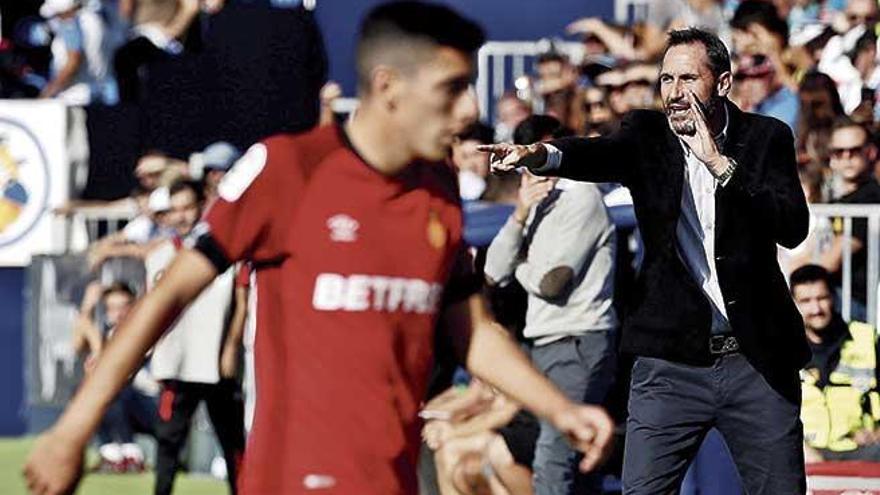 Vicente Moreno da instrucciones ante Fran GÃ¡mez durante el partido del sÃ¡bado en el Municipal de Butarque.