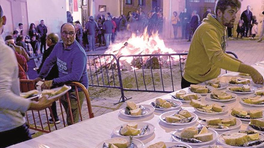 Colas en Segorbe para degustar la sardinada al calor de la hoguera