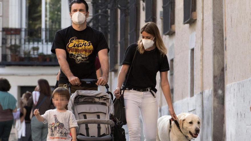 Iñaki López y Andrea Ropero, una pareja feliz junto a su hijo Roke