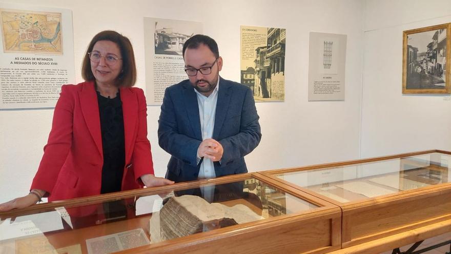 María Barral y Daniel Mena, este viernes en la inauguración de la muestra del Museo das Mariñas. | | LOC
