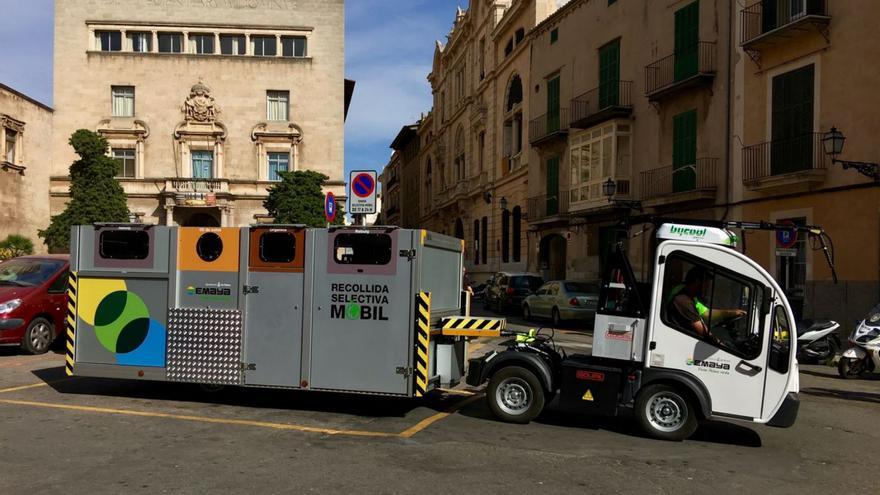 Un vehículo eléctrico remolca plataformas móviles en el centro de Palma.