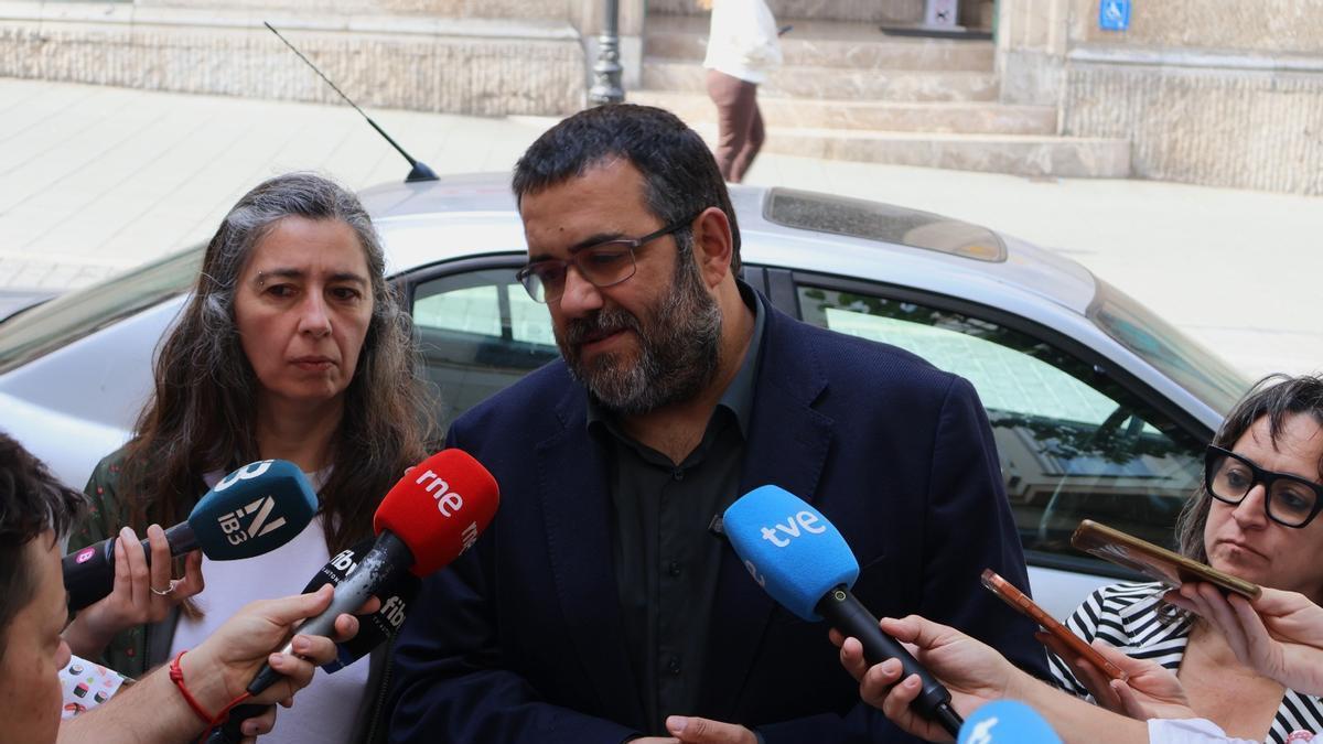 Vicenç Vidal con las regidoras de Cort Neus Truyol y Kika Coll este viernes ante la Delegación del Gobierno.