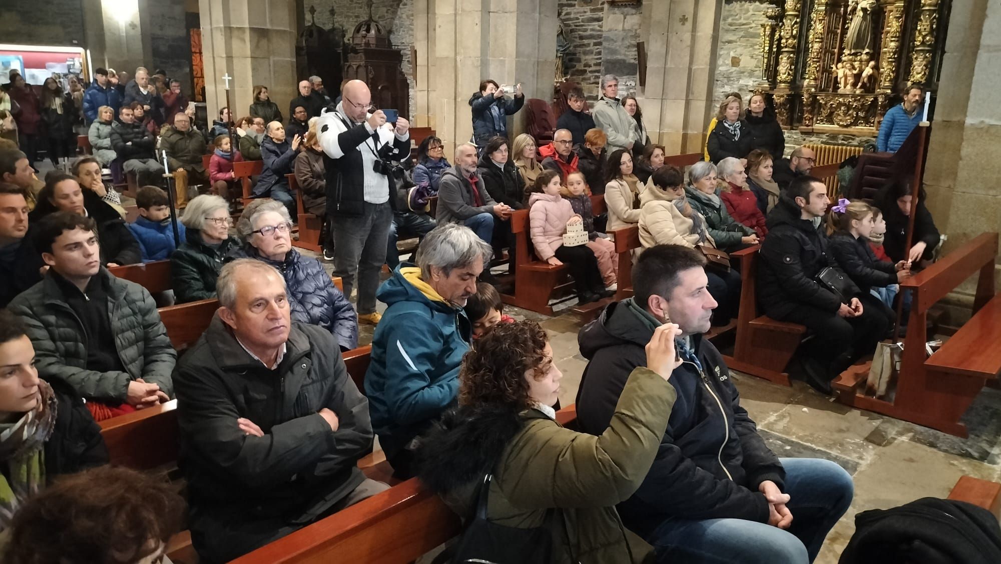 En imágenes: Luarca suspende la procesión del Cristo del Perdón, al que homenajea con la música de La Lira