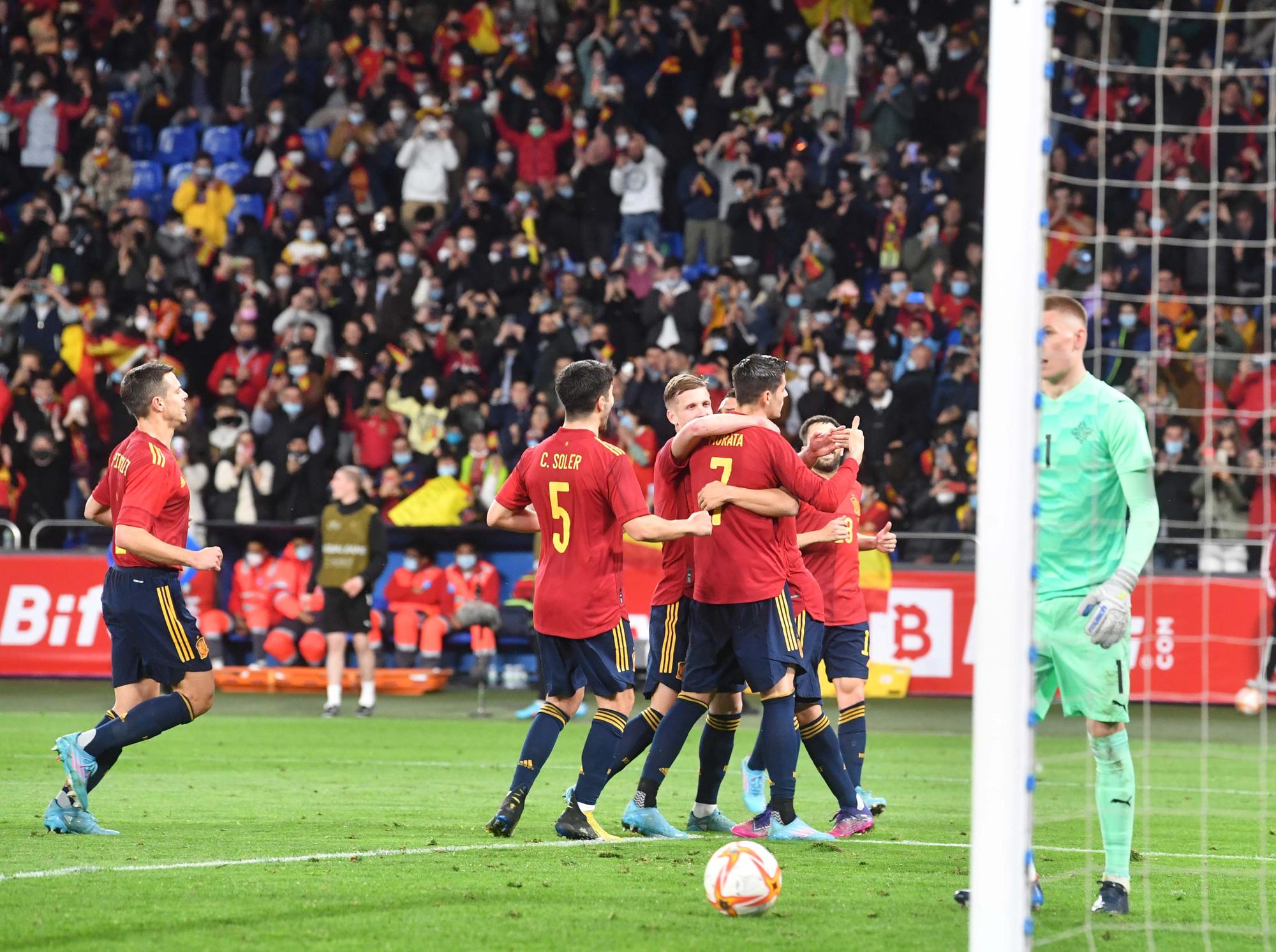 España golea a Islandia (5-0) en A Coruña con Riazor repleto