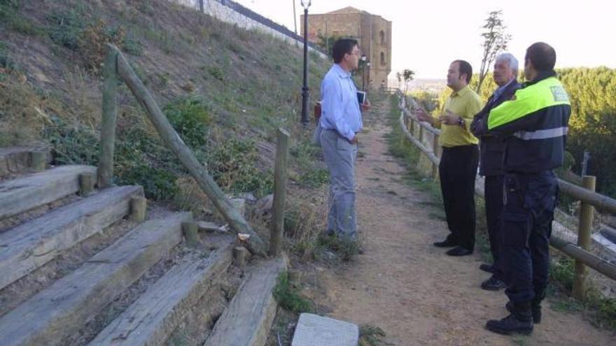 El arquitecto municipal José Juan Barba (tercero por la derecha) y el edil de Urbanismo, Justo Fernández  (segundo), en una inspección a los Cuestos el 23 de septiembre de 2004, dos meses antes de que la empresa Rodio hiciera su informe.