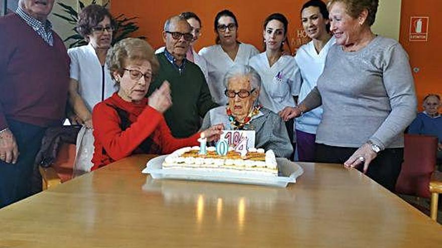 Celebración del cumpleaños de Carmen Vicenta Vega en Ferreras.