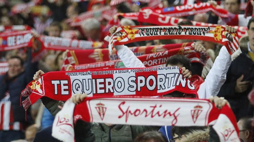 Aficionados del Sporting, en el partido ante Osasuna.