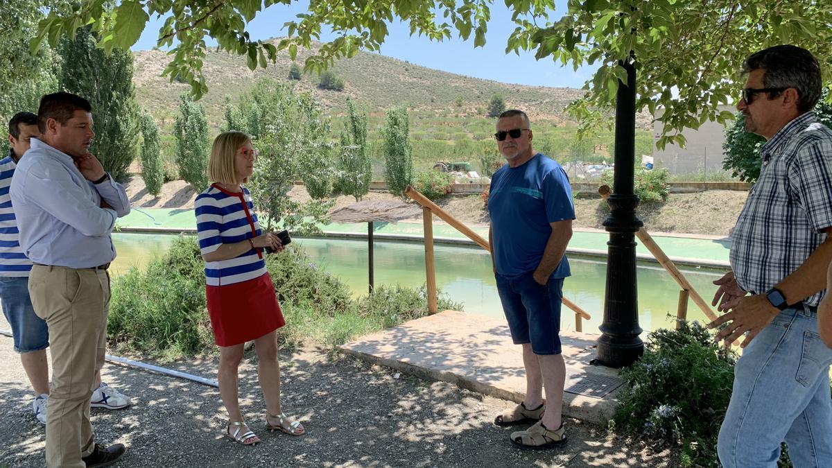 Rosa María Medina durante la visita que realizaba a la Playa fluvial de Coy.