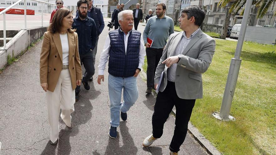 La conselleira de Medio Ambiente, con vecinos afectados por las inundaciones.