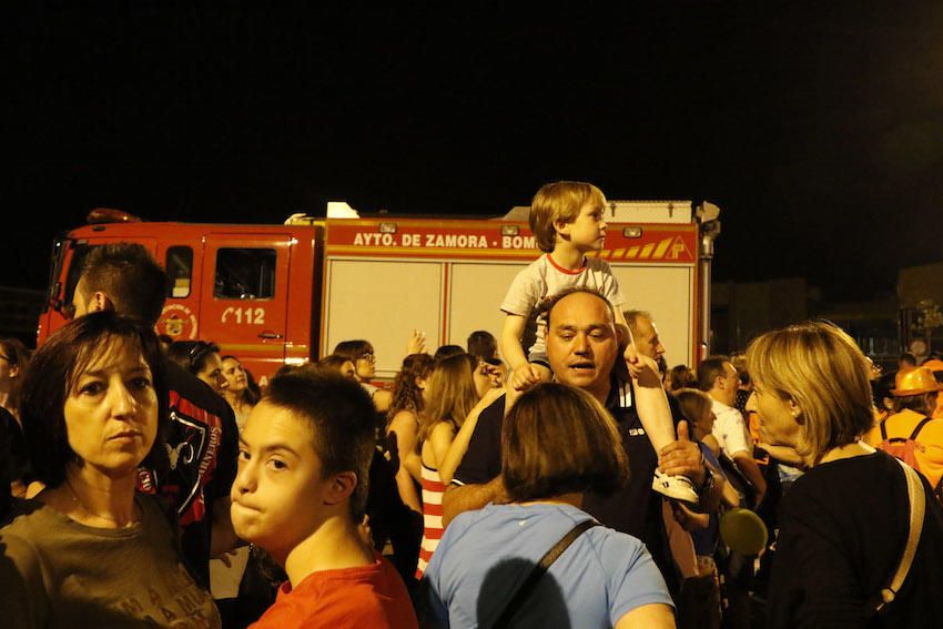 Cientos de zamoranos se reúnen en torno al fuego y