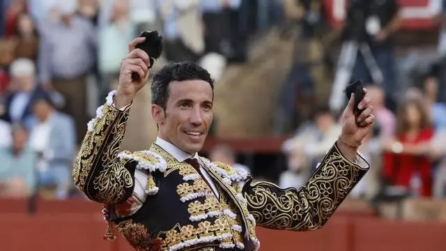 Vídeo | David de Miranda revienta la Feria de Sevilla: sale por la Puerta del Príncipe tras cortar tres orejas