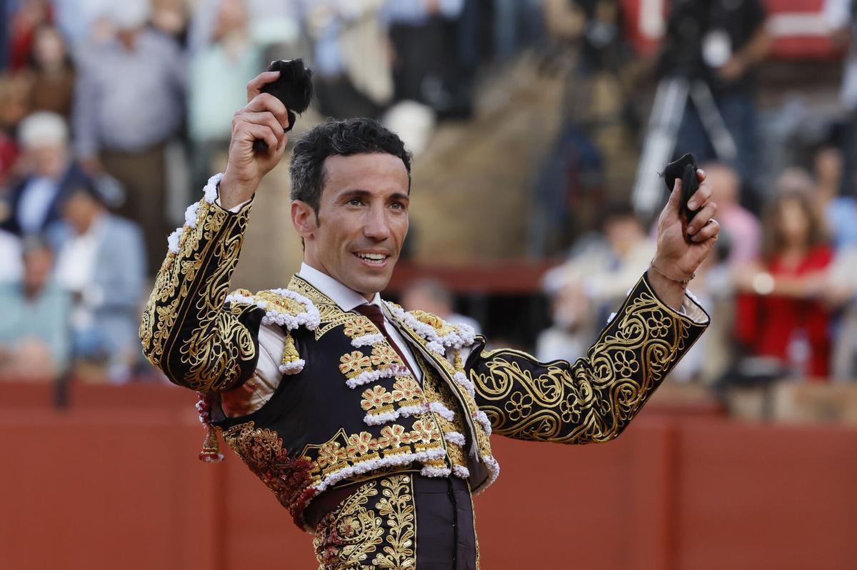 El diestro David de Miranda saluda al público tras cortar dos orejas a su primer toro durante el undécimo festejo taurino de la Feria de Abril de Sevilla, con reses de la ganadería de El Parralejo, este miércoles en la Real Maestranza.