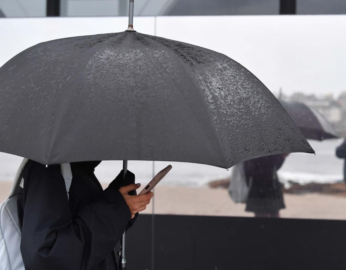 Una persona utiliza su móvil