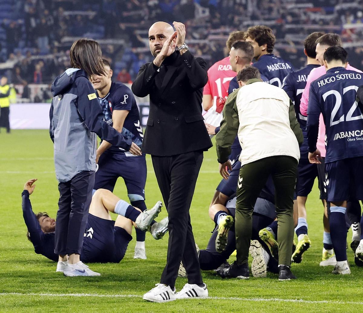 Claudio Giráldez aplaude a la afición del Celta tras el encuentro en medio de la celebración de sus jugadores en el Groupama Stadium.