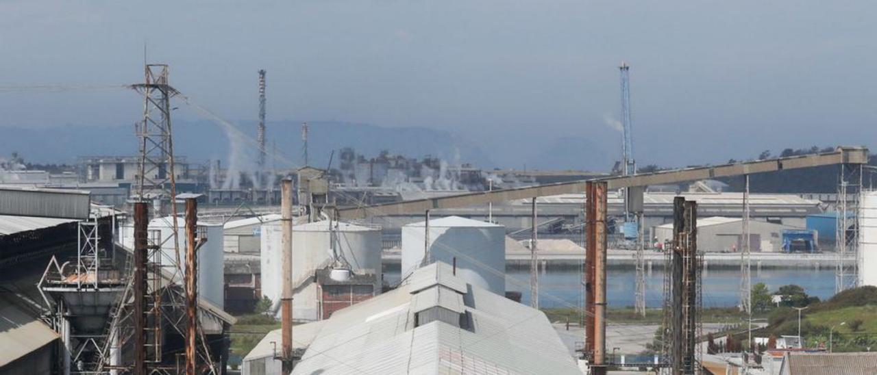 Instalaciones de Alcoa, ahora Alu Ibérica, con el puerto al fondo. | M. V.