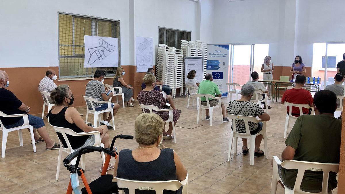 Imagen de la presentación de las características de las obras de Corell a los vecinos del barrio, en septiembre del año pasado.