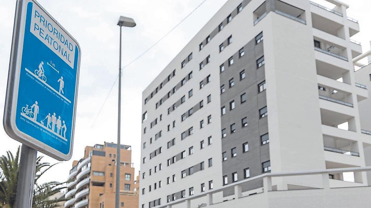 Pisos de Residencial Les Naus, en Alicante, en una imagen reciente. / Jose Navarro