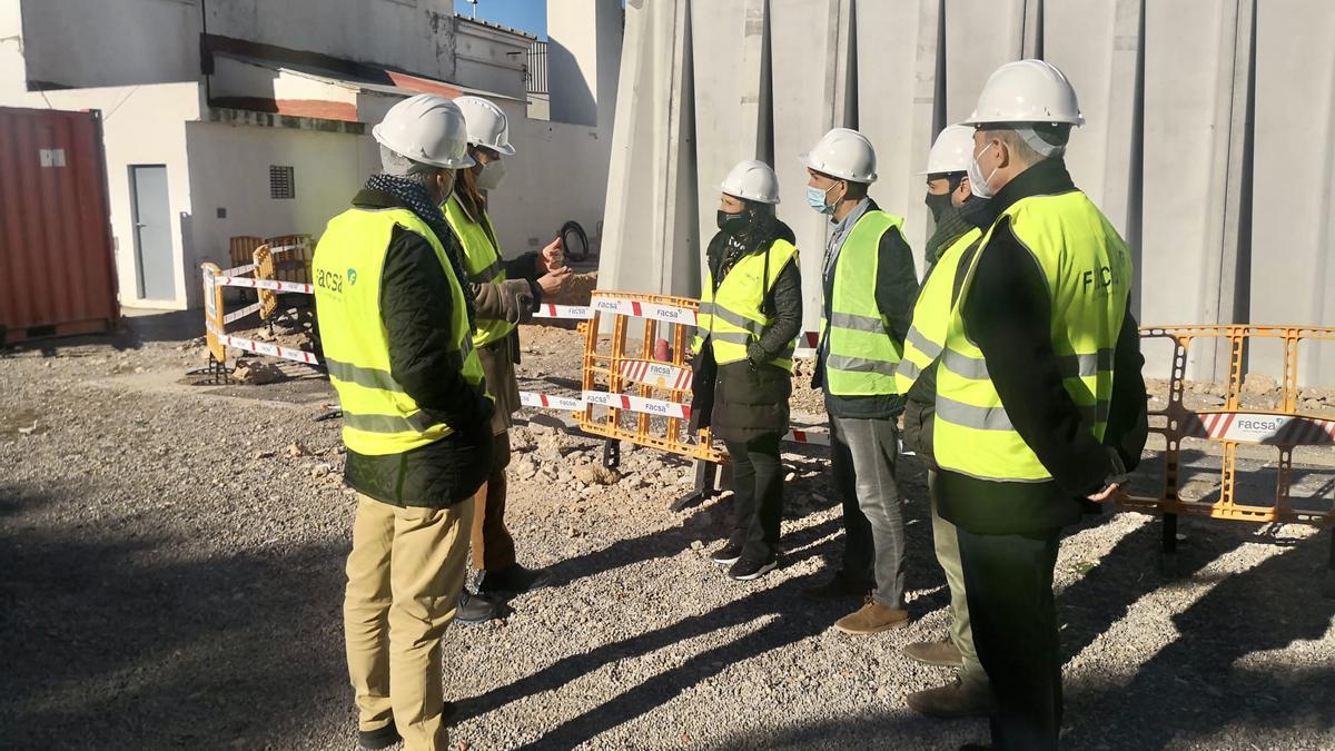 La alcaldesa, Merche Galí, y el concejal Joan Antoni Trenco presenciaron in situ el inicio de la construcción del nuevo depósito de Facsa.