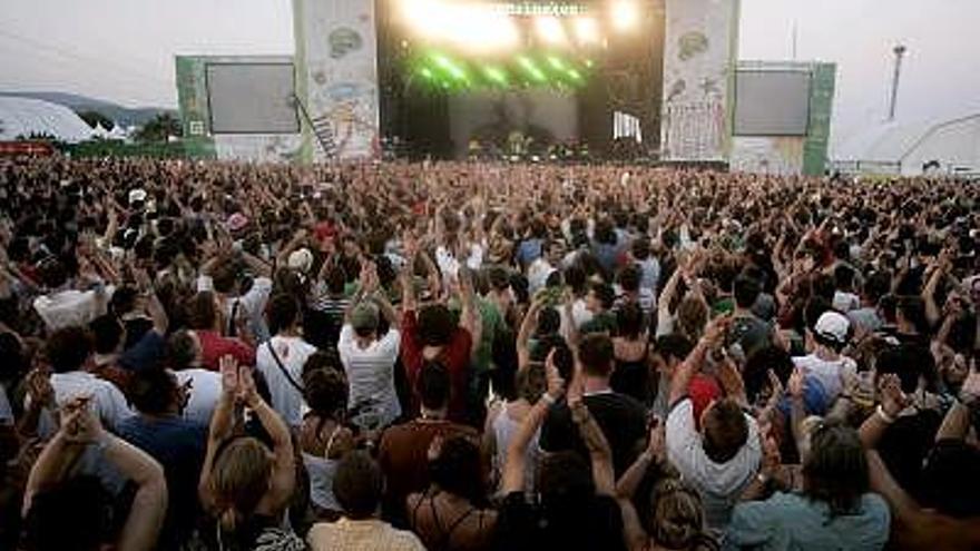 Ambiente frente al escenario verde durante la actuación del cantante Morrisey durante en la segunda jornada del Festival Internacional de Benicássim.