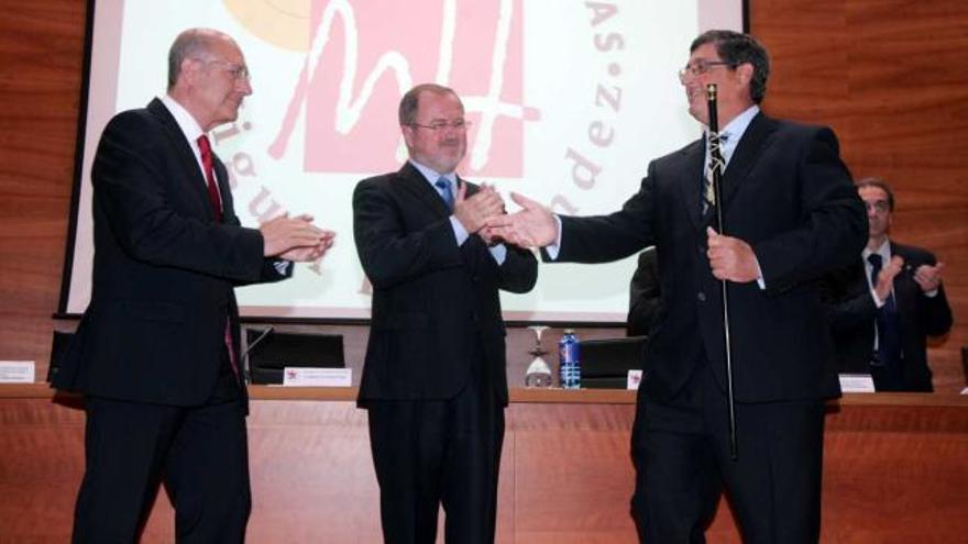 Un instante en que el conseller de Educación entrega la vara de mando a Jesús Pastor ante la mirada del rector saliente.