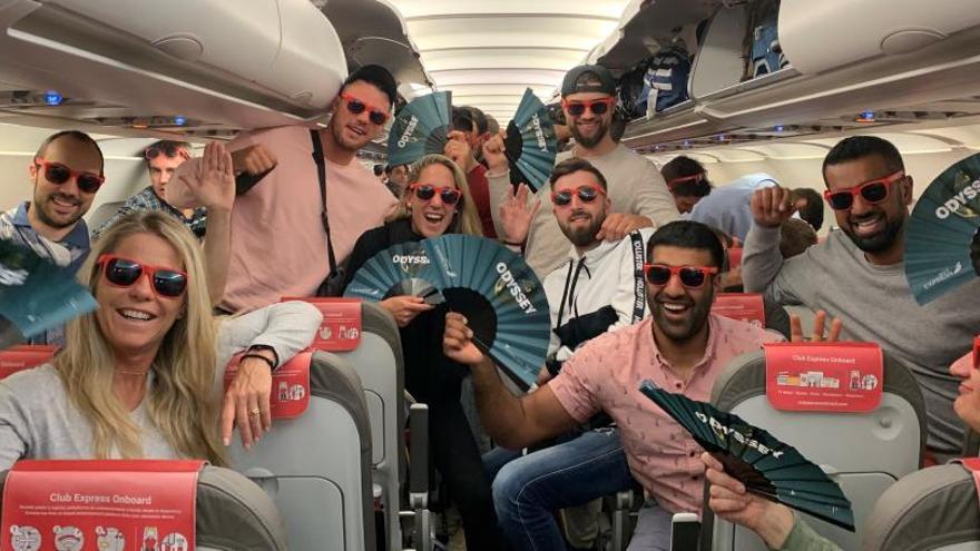 Pasajros del vuelo con gafas de sol ya banicos, con los que fueron obsequiados.