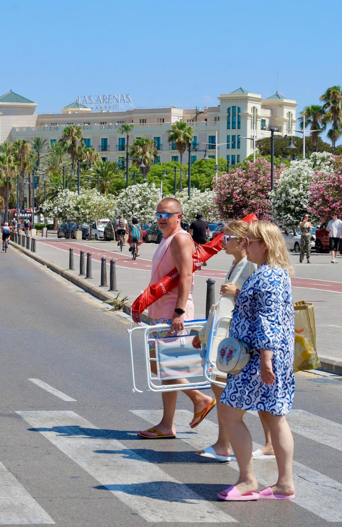 Las playas de València se llenan ante la llegada inminente de una nueva ola de calor