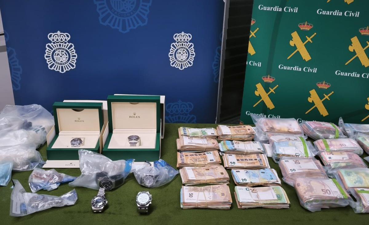 1,5 Millionen Euro und teure Uhren wurden beim Drogenring gefunden.  | FOTO: GUARDIA CIVIL