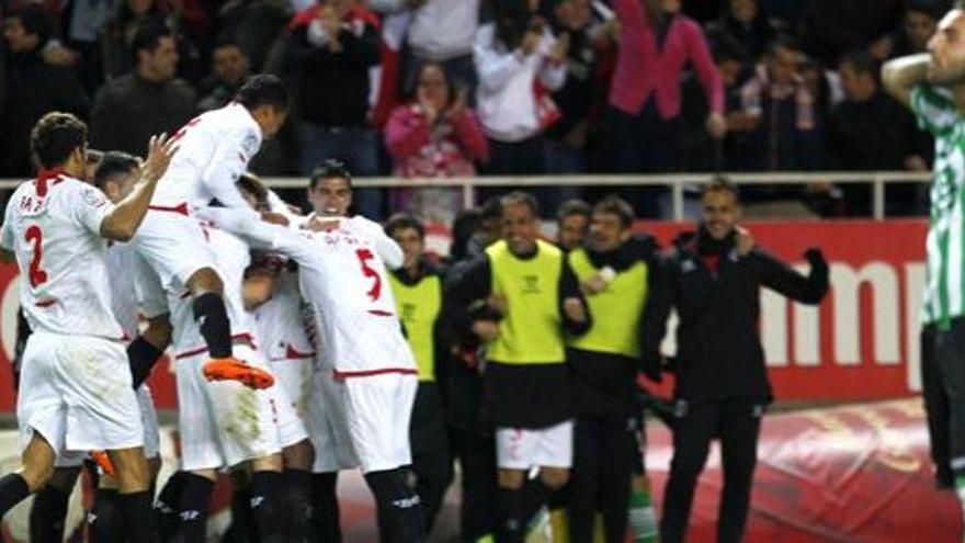 Los jugadores del Sevilla celebran uno de sus goles