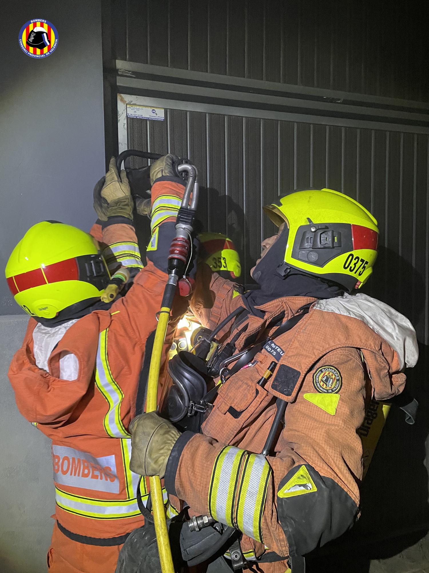 Un incendio en un garaje obliga a evacuar a más de 100 familias en Alaquàs