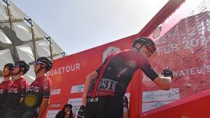 Chris Froome firma el viernes, en la salida de la quinta etapa del Tour de los Emiratos.