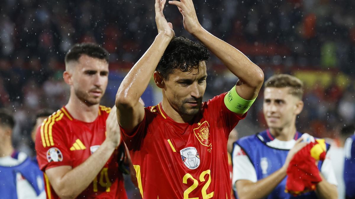 El jugador de España Jesús Navas aplaude a los aficionados tras ganar el partido de fútbol de octavos de final de la Eurocopa 2024 entre España y Georgia, en Colonia (Alemania), el 30 de junio de 2024.