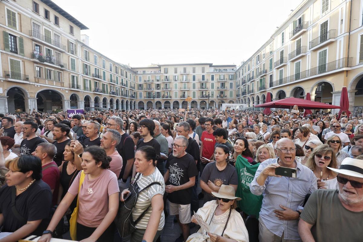 Obra Cultural Balear/ Cantada de La Balanguera plaza major de Palma