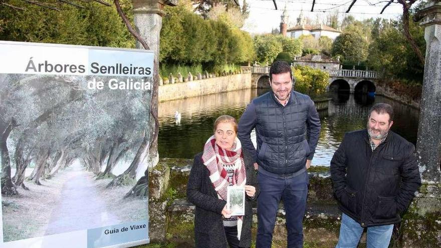 Ana Mª Díaz, José López y Gonzalo Figueiras, ayer, en los jardines del Pazo de Oca. // Bernabé/ J.Carlos Asorey