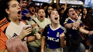 Así celebró en la plaza de Pedro Miñor la afición azul la victoria del Real Oviedo en Almería: ascender antes de la Universidad