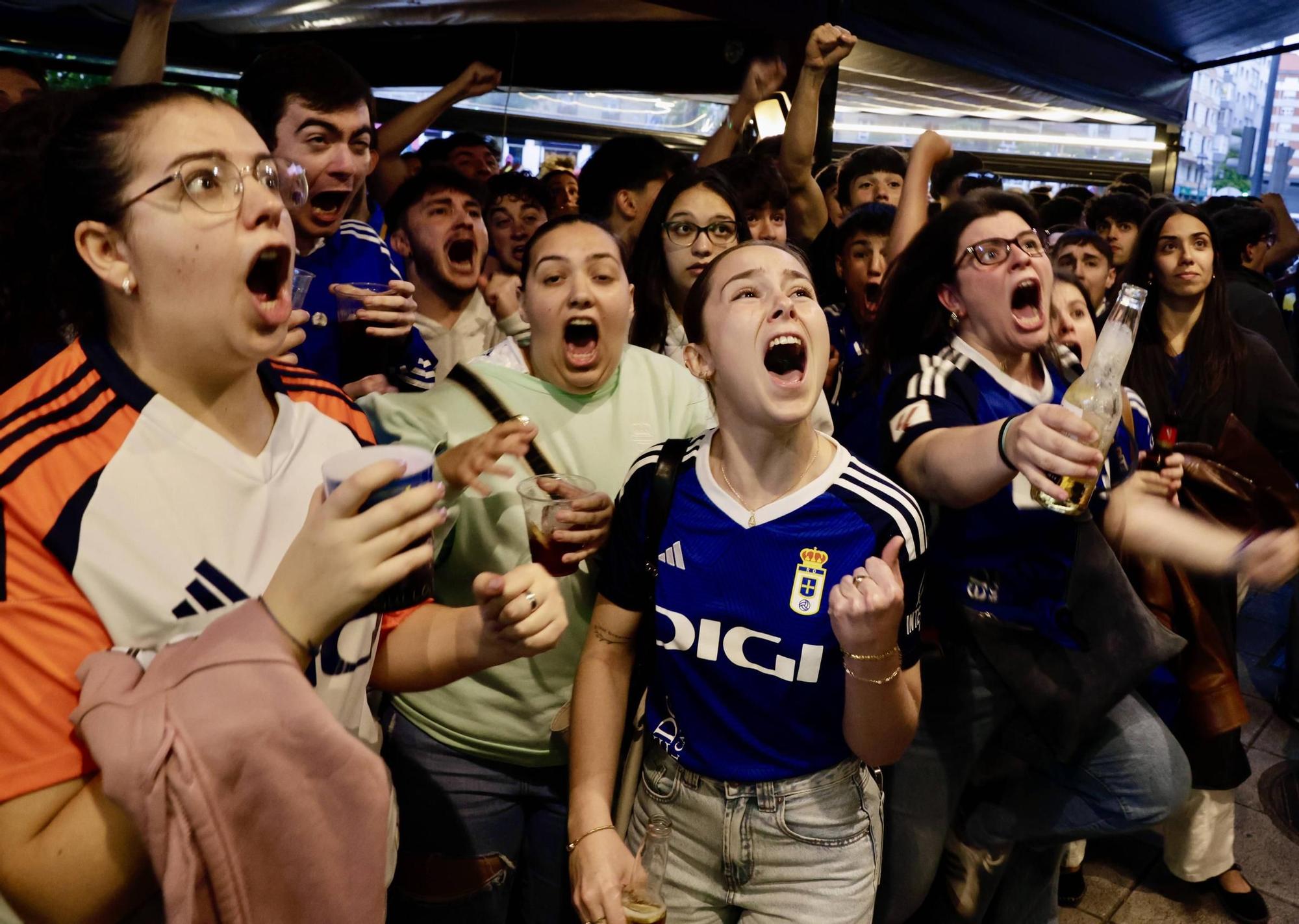 Así celebró la afición azul en Pedro Miñor la victoria del Oviedo en Almería