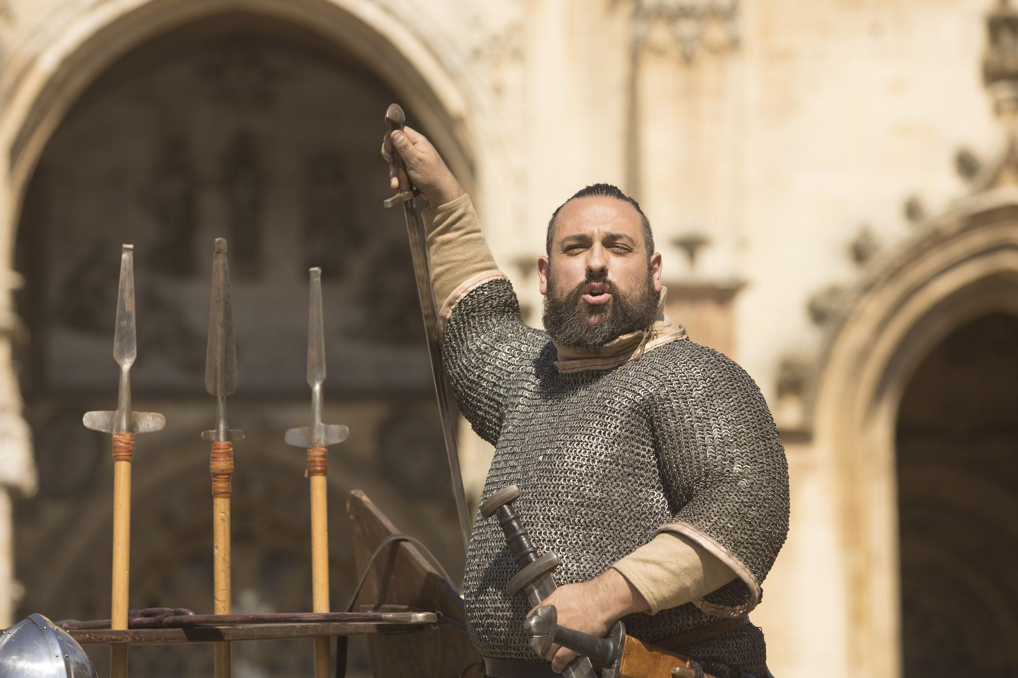 Duelo de espadas a los pies de la Catedral de Oviedo