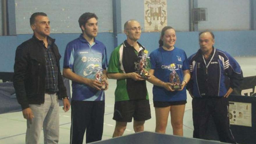 Los primeros clasificados, con sus trofeos y el edil de Deportes (izquierda).