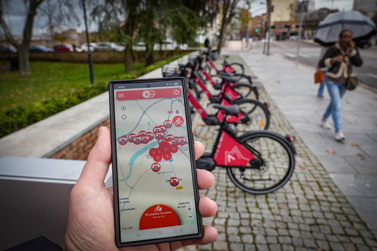 Un usuario consulta la aplicación para alquilar las bicis eléctricas de Badajoz.