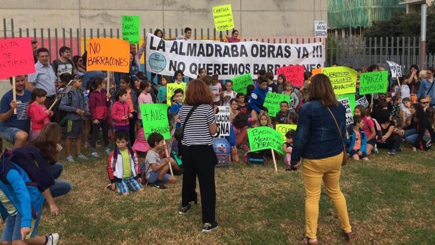 Protesta de los padres y alumnos del colegio La Almadraba de Alicante