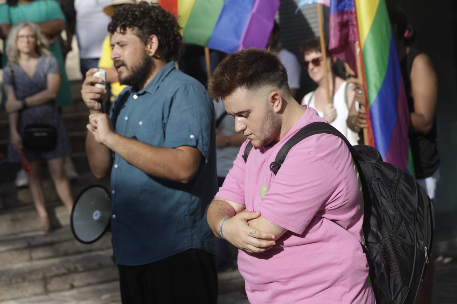 FOTOS | Concentración del colectivo LGTBI de Mallorca por la muerte de Izan