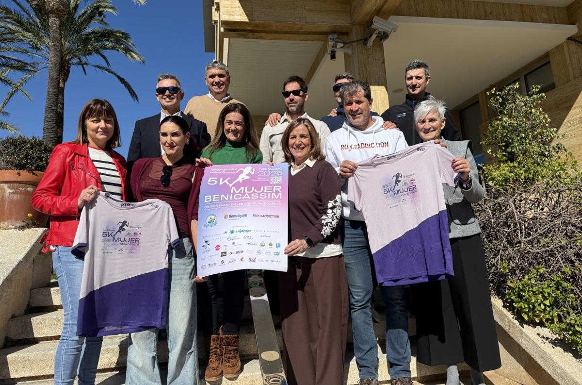 La alcaldesa y concejales junto a organizadores de la 5k de la mujer en la presentación oficial en el Ayuntamiento.