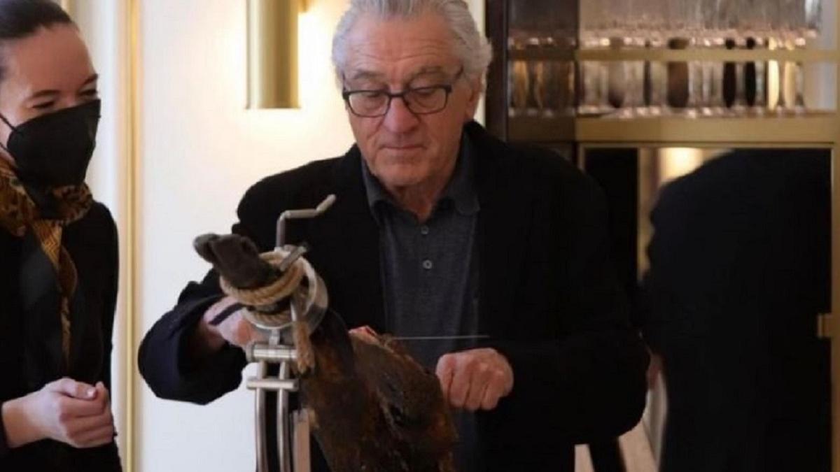 Rober de Niro, cortando jamón.